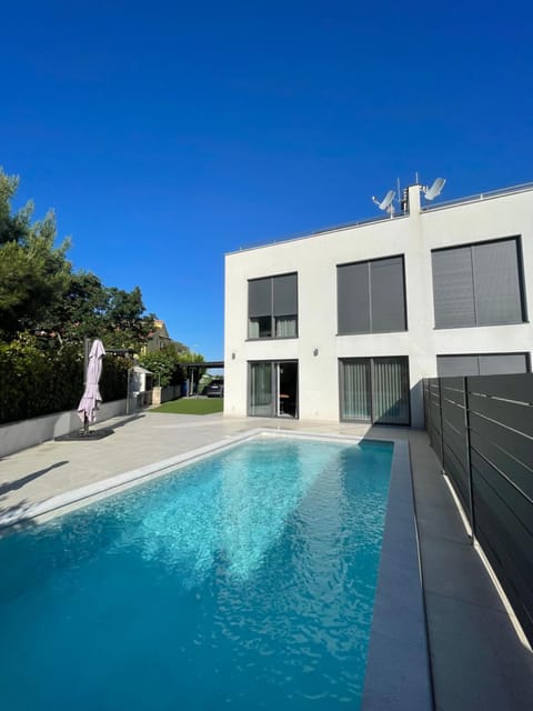 Property building, Swimming pool, Breakfast