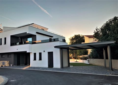 Property building, Facade/entrance, Balcony/Terrace, Parking, sunbed