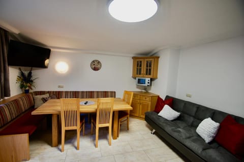 Kitchen or kitchenette, Seating area