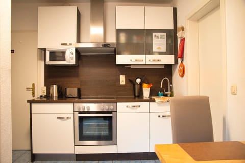 Kitchen or kitchenette, dishwasher, minibar, stove, toaster