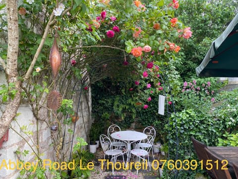 Abbey Road Le Thoureil Maison 6 chambres 12 personnes Casa in Gennes-Val-de-Loire