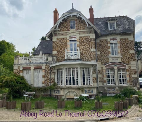 Abbey Road Le Thoureil Maison 6 chambres 12 personnes House in Gennes-Val-de-Loire