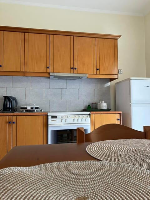 Coffee/tea facilities, oven, stove