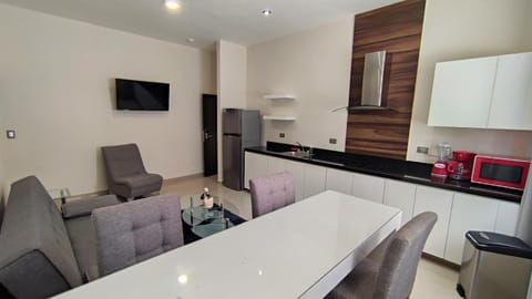 TV and multimedia, Kitchen or kitchenette, Dining area, minibar