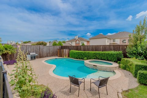 Newly Renovated Home with Spacious Interior & Backyard Pool - Perfect for Families! House in Frisco
