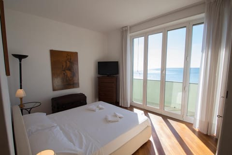 Splendido appartamento fronte mare con box doppio Apartment in Varazze