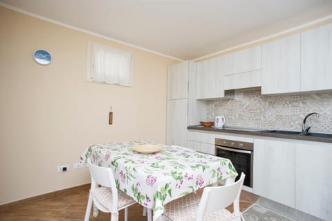 Kitchen or kitchenette, Dining area, pet friendly
