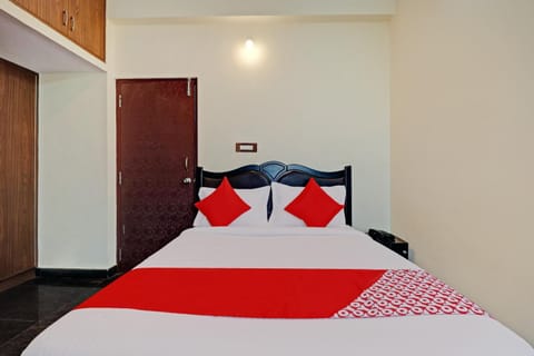 OYO Blooms Inn Hotel in Bengaluru