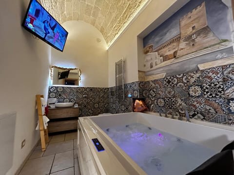 Hot Tub, Hot Tub, Bathroom, TV and multimedia