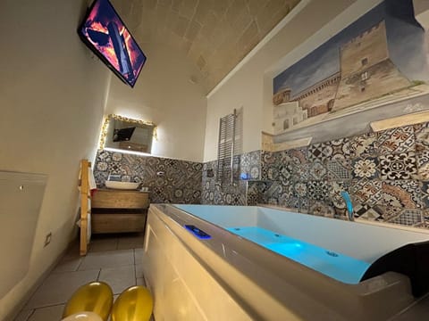 Hot Tub, Hot Tub, Bathroom, TV and multimedia, Pool view, Swimming pool