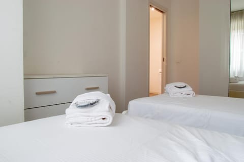 Bed, Photo of the whole room, Bedroom, towels