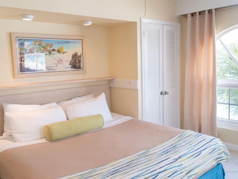 Deluxe Ocean View Villas - Just Steps From White Sand Beaches Chalet in Nassau