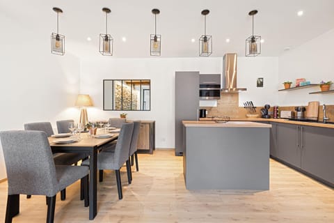 Kitchen or kitchenette, Dining area