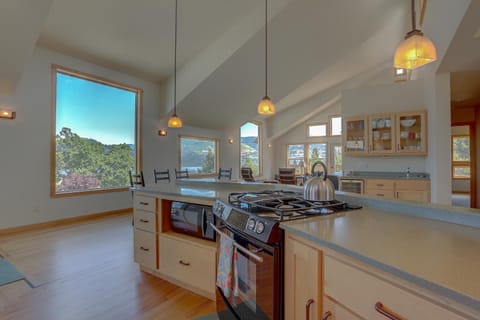 Hutson's Bridgeview House with HotTub & Huge Walk in Shower - 30 day min home House in Hood River
