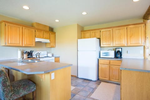 Quiet River Spacious Hood River Home - 30 Day Minimum! townhouse House in Bend