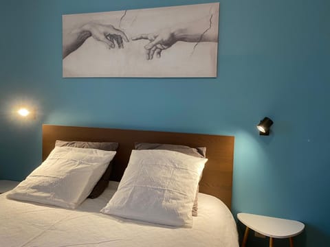 Bed, Night, Photo of the whole room, Bedroom