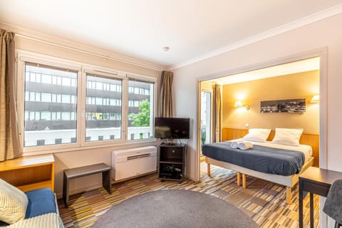 Communal lounge/ TV room, Bed, TV and multimedia, Living room, Photo of the whole room