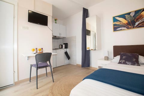 Bed, Kitchen or kitchenette, Dining area