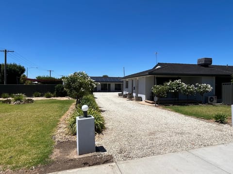 Property building, Facade/entrance, Garden