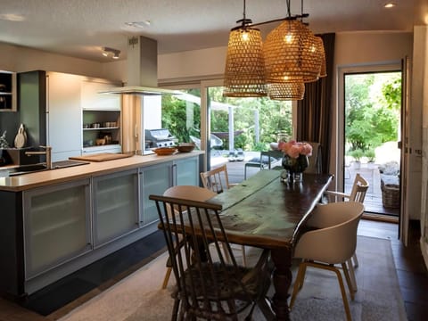 Kitchen or kitchenette, Seating area, Dining area