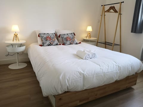 Bed, Bedroom, towels