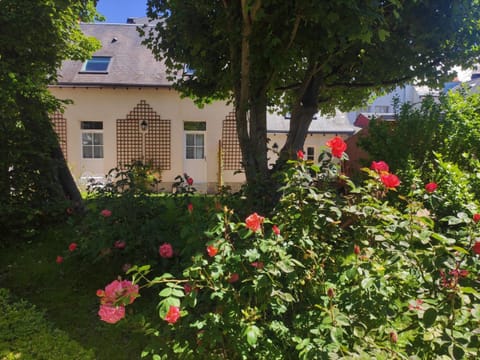 Property building, Facade/entrance, Garden