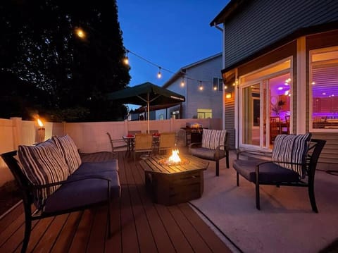 VNC BNB King beds, pool table, fire pit, arcade, xbox House in Vancouver