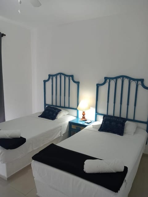 Magnifico Departamento, cocina equipada, 2 Recamaras 2 Baños , hasta 6 Personas, 3 albercas, playa a 50 mts wifi, aire acondicionado Condo in Manzanillo