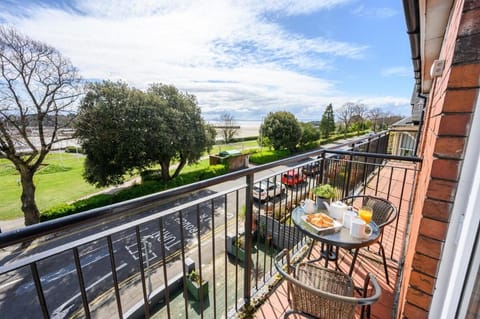 Stunning sea views - Barry's Retreat by Tŷ SA Apartment in Barry