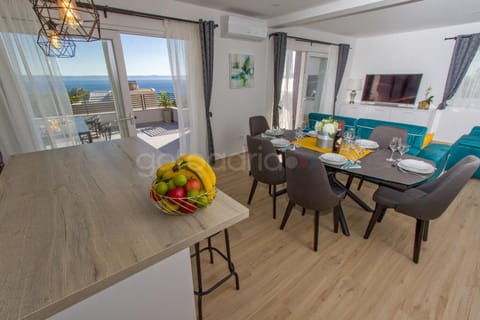 Penthouse With Panoramic View Ally Condo in Makarska