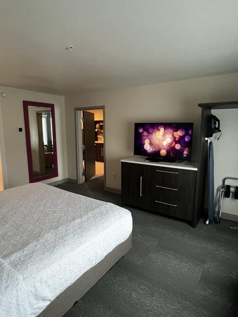 Bed, TV and multimedia, Bedroom