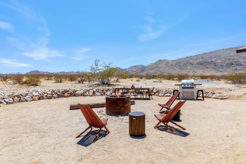 1 Minute To Joshua Tree National Park, Hot Tub, Stars, Private - The WKNDR House in Twentynine Palms