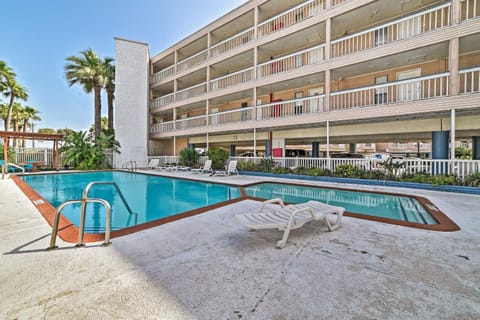 Corpus Christi Escape Pool and Direct Beach Access! Apartment in Corpus Christi