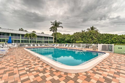 Gulf Getaway with Porch and Direct Beach Access! Condo in Longboat Key
