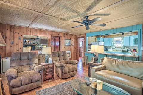 Maggie Valley Retreat with Hot Tub and Fire Pit! Casa in Maggie Valley