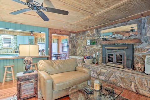 Maggie Valley Retreat with Hot Tub and Fire Pit! House in Maggie Valley