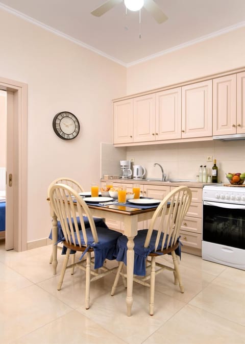 Kitchen or kitchenette, Dining area, minibar, pet friendly