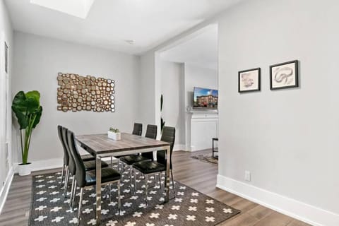 Completely Set-Up 3BR Apt near Shops & Dining! - Lincoln 3 Condo in Lincoln Park