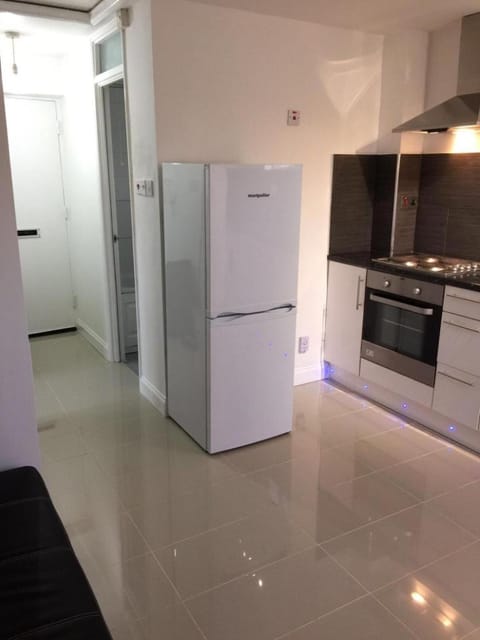 Small Modern Comfortable 2 Bedroom Apartment cmyr Condo in Hayes