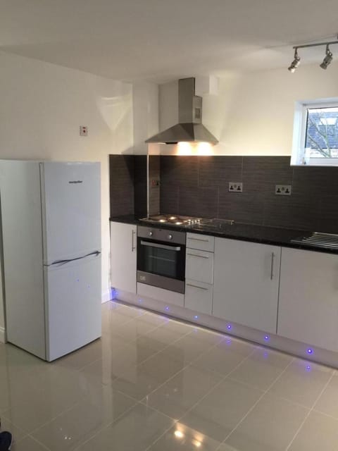 Small Modern Comfortable 2 Bedroom Apartment cmyr Apartment in Hayes