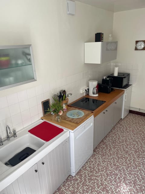 Kitchen or kitchenette, minibar, pet friendly, stove