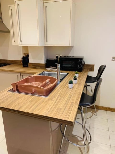 Kitchen or kitchenette, Dining area, minibar