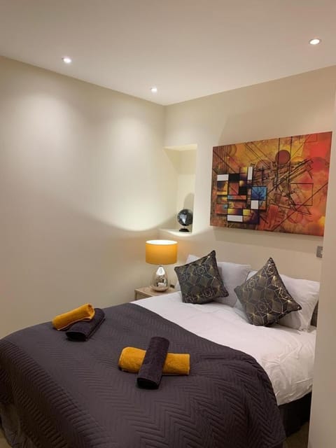 Bed, Bedroom, towels