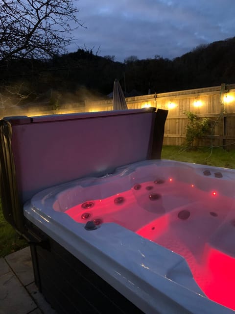 Ideally located Luxury Country Escape-The Lookout-with private garden dog friendly and private hot tub House in East Devon District