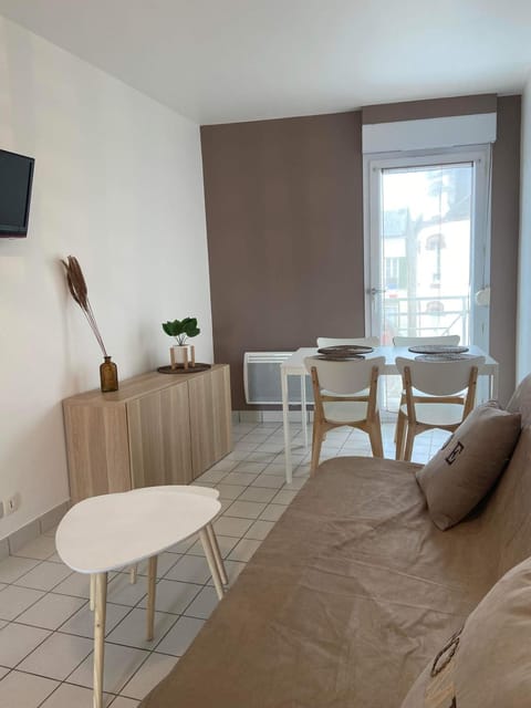 Eléonore, F2 en duplex avec cour commune et proche de la mer, 3 Apartment in Normandy