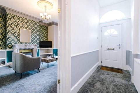 Kharma House - 5 bed sleeps 9 Apartment in Salford