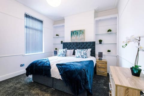 Kharma House - 5 bed sleeps 9 Apartment in Salford