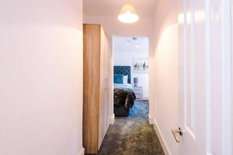 Kharma House - 5 bed sleeps 9 Apartment in Salford