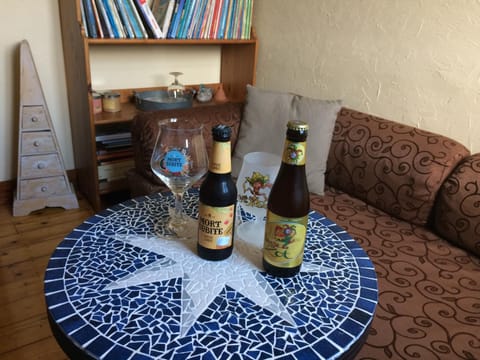 Library, Seating area, Alcoholic drinks