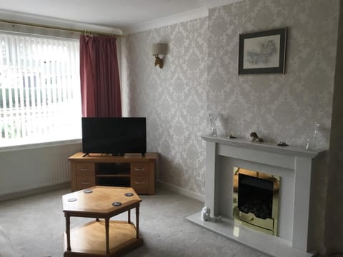 Large 4 bedroom home in Boston Spa village In-between York, Harrogate and Leeds, Sleeps 9 House in Borough of Harrogate